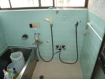 【施工前】ｼｬﾜｰ水栓が２つあるのは、ｿｰﾗｰ温水を利用していた昔の名残とのこと。ﾀｲﾙ貼在来の浴室をｼｽﾃﾑﾊﾞｽに改装します。