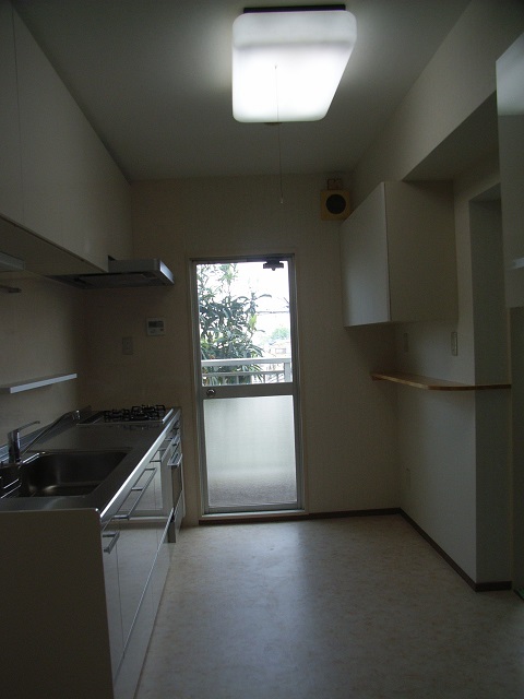 【工事後：キッチン】<br />
背面にはカウンターと吊戸棚を取付けました。