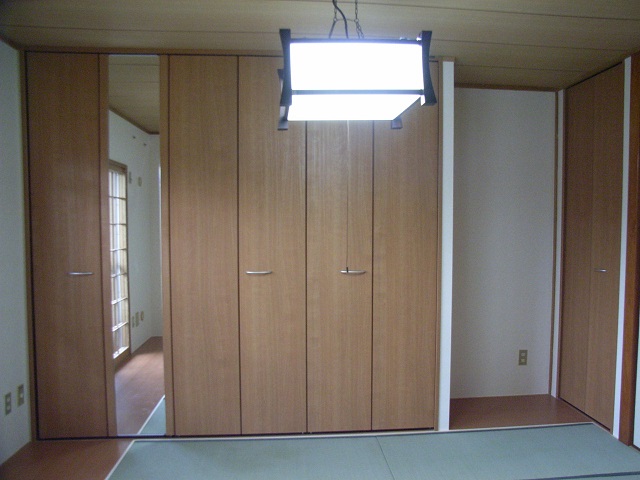 【工事後：和室】壁面に設けた収納。右奥は、もと床の間です。