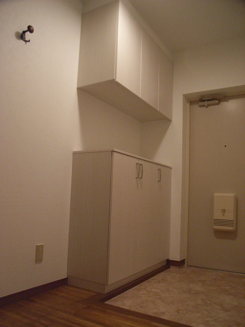 【工事後：玄関】玄関収納を取替えました。吊戸棚を追加して収納力アップです。