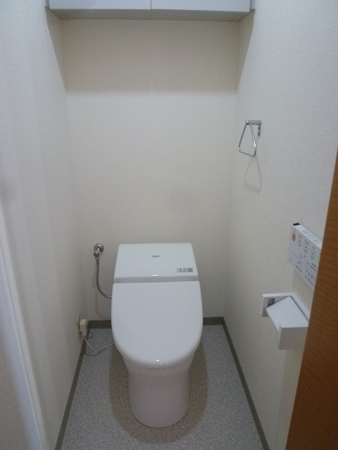 トイレ<br />
タンクレスのようなシルエットですが、小さなタンクを備えています。