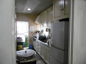 Ｂｅｆｏｒｅ：カウンターの上に常設の家電品がいくつかあり、調理スペースが狭くなっていました。<br />
