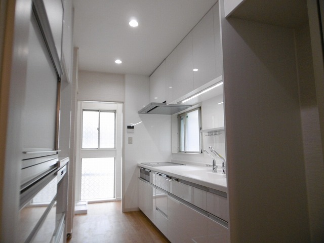 Ａｆｔｅｒ：シンプルなデザインで清潔感のあるキッチンになりました。アイボリーから白への扉色の変更ですが、だいぶ明るい雰囲気になりました。