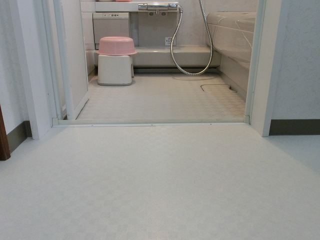 カウンター下の左隅にある箱が暖房機です。「すぐぽか」は足元から浴室全体をスピーディーに暖めます。