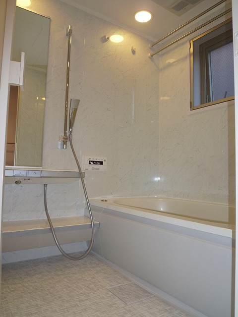 施工後：ユニットバス<br />
1418サイズ。光沢の美しい人工大理石浴槽や、操作性のよいタッチ水栓、照明のダウンライトなど、スッキリデザインで使いやすい浴室になりました。<br />
