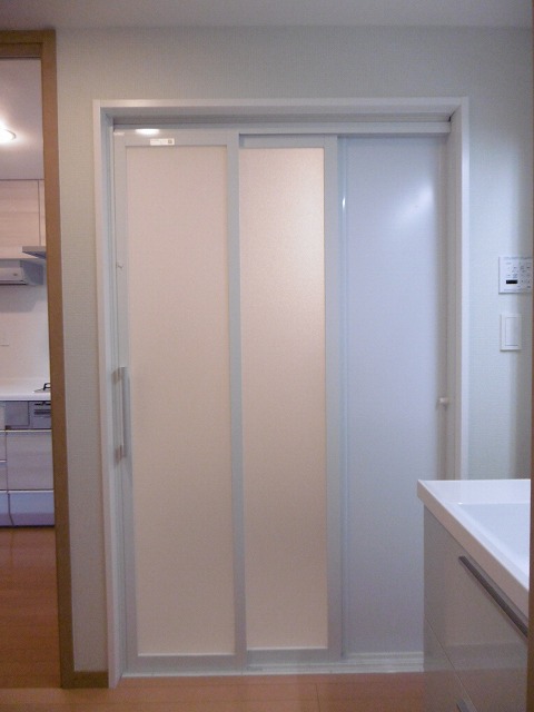【施工後】浴室扉は２枚引戸です。