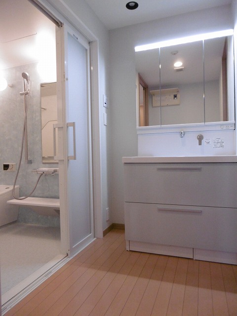 【施工後】浴室と洗面台はﾍﾟｲﾙﾌﾞﾙｰで揃えました。洗面室のｸﾛｽも淡いﾌﾞﾙｰで優しい雰囲気になりました。