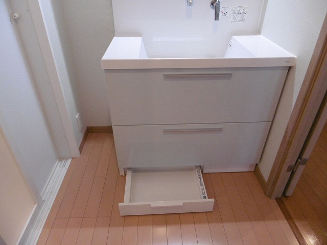 【施工後】TOTO:ｵｸﾀｰﾌﾞ<br />
洗面台の下には体重計収納をｾｯﾄ。体重計の置き場所に困りません。