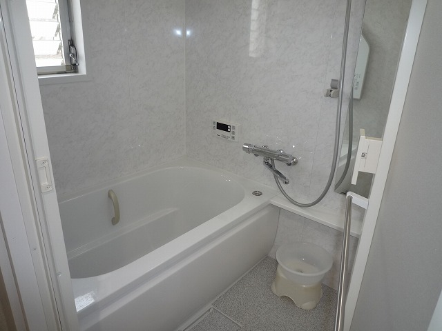 【施工後】浴室はユニットバスに変更。入口段差が緩和され浴槽の跨ぎも２０cm近く低くなって、使いやすくなりました。