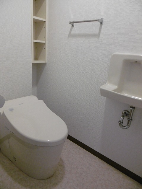 【施工後】節水型のタンクレストイレに変更。
