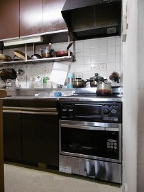 【施工前】流し台と調理機器のセクショナルキッチンでした。ガスコンロは壁に接して設置されていました。
