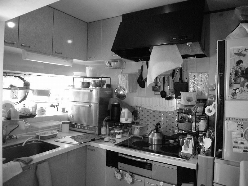 Before：以前はＬ型のキッチンでした。据置型の食洗機をご利用で調理スペースを狭くしていました。