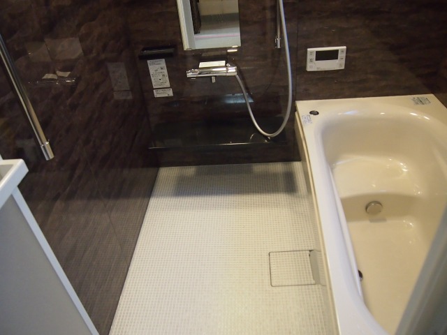 【施工後】<br />
浴槽は汚れ落ちのよい人工大理石で、柔らかな印象のｼﾞｭｴﾘｰｸﾘｰﾑ色です。
